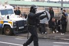 V Ballymeně zasahovali policejní psi, v ulicích města vyrůstaly barikády a napětí bylo cítit na každém kroku. Někteří mladíci házeli kameny na domy a rozbíjeli okna v horních patrech. Policisté vybavení štíty postupovali proti davu, aby ho rozehnali, a sami čelili spršce kamenů, pyrotechniky i zápalných lahví.