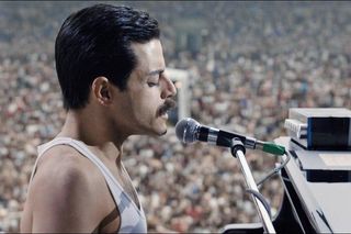 Ukázka z filmu Bohemian Rhapsody  z roku 2018, v němž díky digitálním trikům znovu ožil starý stadion ve Wembley.