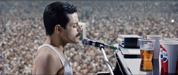 Ukázka z filmu Bohemian Rhapsody  z roku 2018, v němž díky digitálním trikům znovu ožil starý stadion ve Wembley.