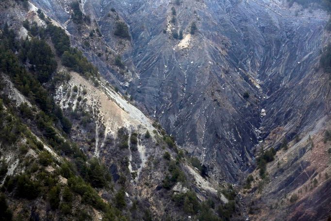 Trosky německého Airbusu A320 společnosti Germanwings na svazích francouzských Alp.