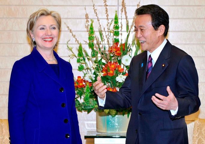 Rozesmátý japonský premiér Taro Aso se vítá s Hillary Clintonovou. Následovaly uzavřené rozhovory v premiérově rezidenci v Tokyu. 17. únor.