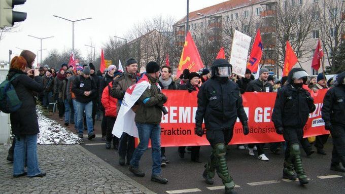 Německá policie nasadila proti demostrantům vodní děla i slzný plyn