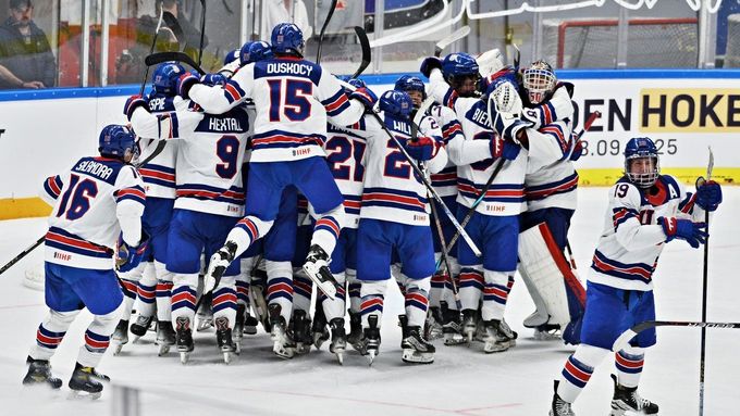 Radost amerických hokejistů po vítězství nad Kanadou v semifinále Hlinka Gretzky Cupu 2025