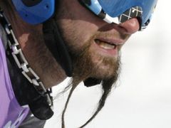 Pohled do tváře Filipa Trejbala, který jel ve slalomu výborně, ale po operaci slepého střeva nevydržel fyzicky a těsně před cílem vypadl.