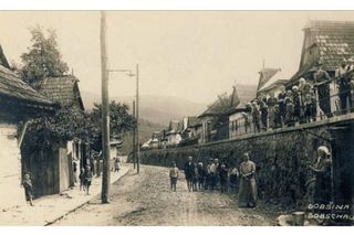 Město Dobšiná bylo národnostně smíšené s převahou slovenského obyvatelstva, dále žili v  Němci, Maďaři a Češi.