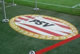 Při vstupu na hrací plochu vítá hráče logo domácího PSV.