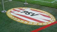 Při vstupu na hrací plochu vítá hráče logo domácího PSV.