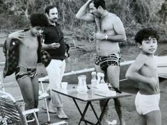 Nedatovaný snímek zachytil Saddáma Husajna (druhý zprava) při rozhovoru s jeho nevlastním bratrem, šéfem tajné služby Barzánem Tikritím (druhý zleva). Rozhovor proběhl během dovolené, což dokumentují koupací úbory Saddáma a jeho synů Udaje a Kusaje.
