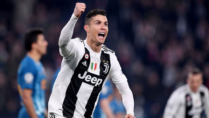 Cristiano Ronaldo slaví jeden ze svých tří gólů do sítě Atlétika Madrid, kterými v Lize mistrů zařídil postupu Juventusu