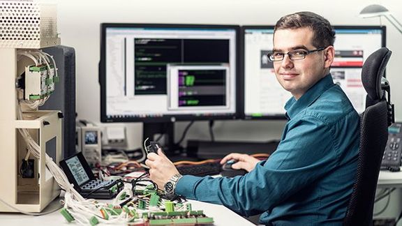 „Jen pár kroků od pracovního stolu máme testovnu a training centrum, kde můžeme produkty okamžitě vyzkoušet,“ říká programátor Filip Eckstein.