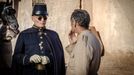Johnny Depp jako plukovník Joll a Mark Rylance v roli úředníka.