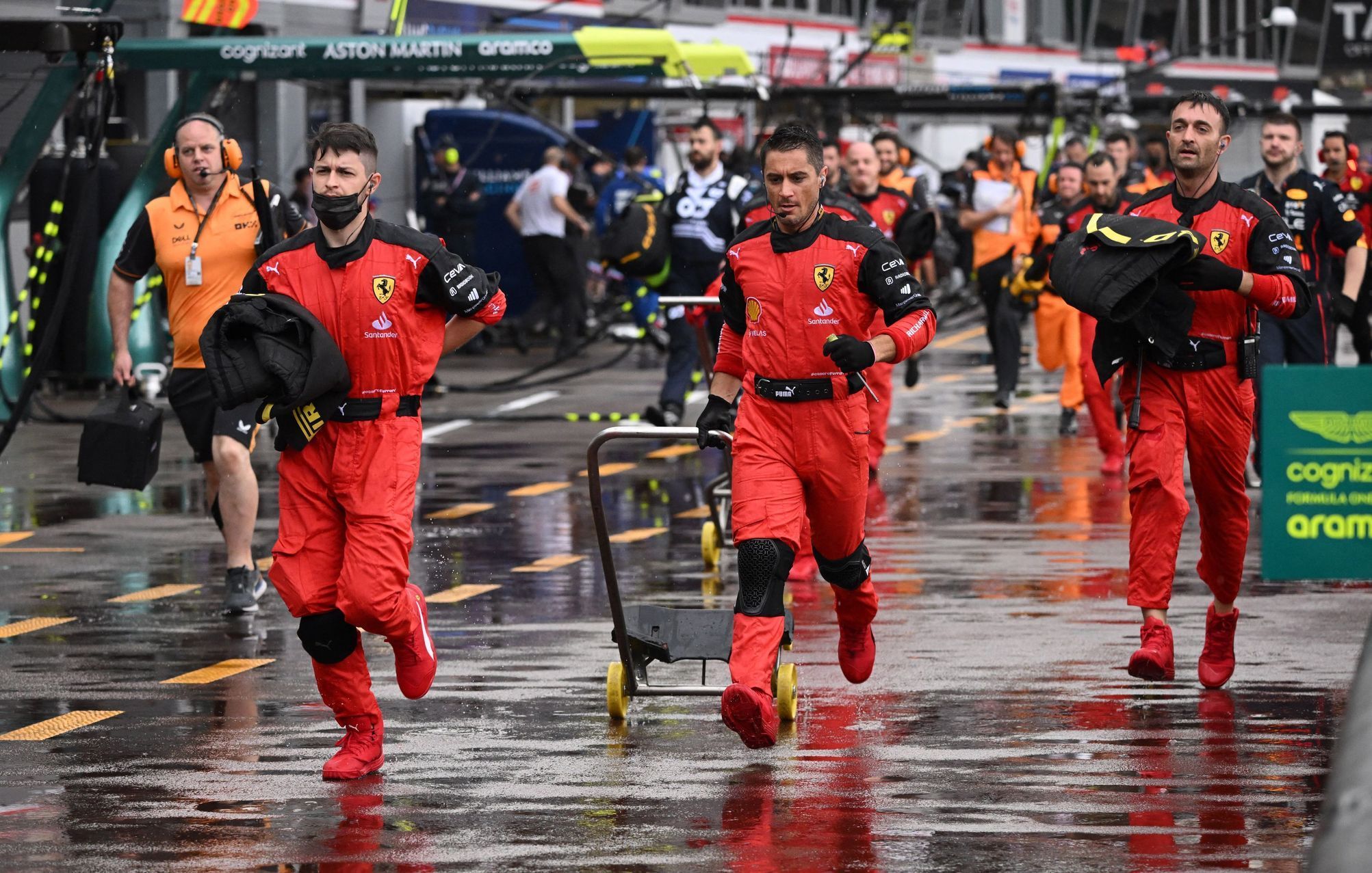 Mechanici Ferrari v boxech ve Velké ceně Monaka 2022