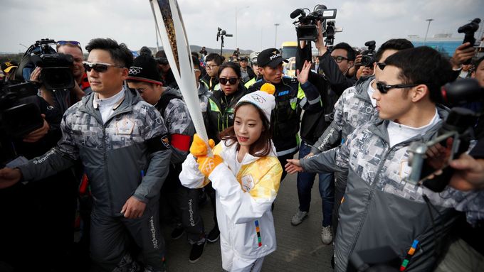 Olympijský oheň už je v Jižní Koreji. První členkou štafety byla krasobruslařka Ju Jong