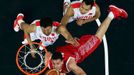 Čínští basketbalisté Wang Žiži (vlevo) a Yi Jianlian brání Rusa Sašu Kauna v utkání skupiny B na OH 2012 v Londýně.