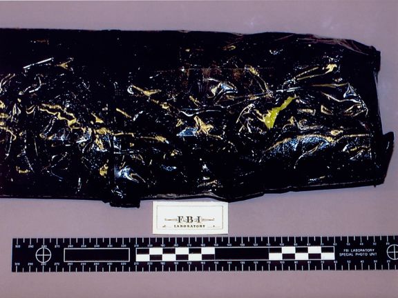 Balíček s tajnými dokumenty, který Robert Hanssen umístil do mrtvé schránky na předměstí Washingtonu v den svého zatčení 18. února 2001.