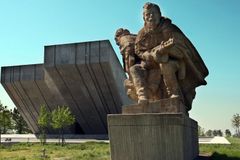 Drahý památník v Hrabyni. Cena stoupala o 80 milionů