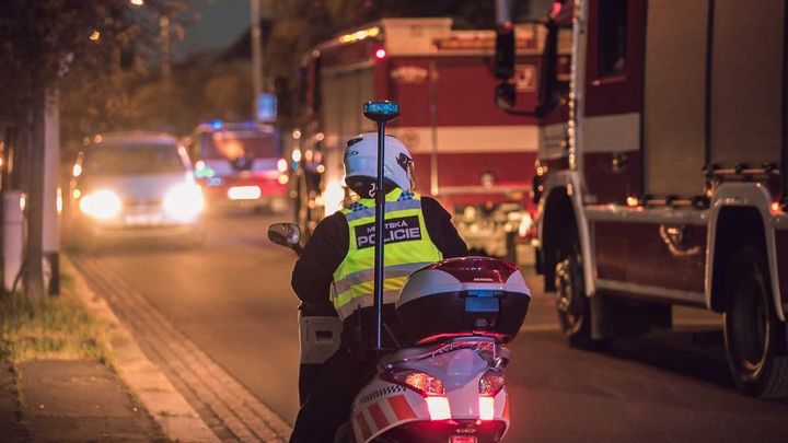 Policie v Pardubicích zasahovala u potyčky dvou desítek lidí, jeden je zraněný