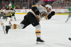 Milimetry od tragédie. Český útočník Bruins vylíčil hrůzný zážitek a upravuje výstroj