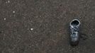 A shoe left on a street by Hurricane Sandy is seen covered in snow from nor'easter, also known as a northeaster storm in Lindenhurst, New York November 7, 2012. The wintery nor'easter storm added misery to thousands of people whose homes were destroyed by superstorm Sandy, which killed 120 people when it smashed ashore on October 29 in the New York-New Jersey area, swallowing entire neighborhoods with rising seawater and blowing homes from their foundations. REUTERS/Lucas Jackson (UNITED STATES - Tags: DISASTER ENVIRONMENT) Published: Lis. 7, 2012, 9:01 odp.