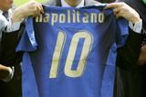 Svůj tým přišel před finále povzbudit i italský prezident Giorgio Napolitano. O hráčů dostal dres se svojí jmenovkou.
