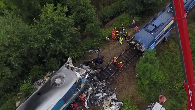 Srážka vlaků na Domažlicku: Letecké záběry a vyprošťování