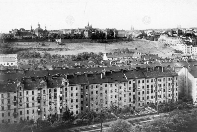 Pohled přes Nuselské údolí. Vlevo v pozadí kostel Nanebevzetí P. Marie a sv. Karla Velikého na Karlově. Rok 1927