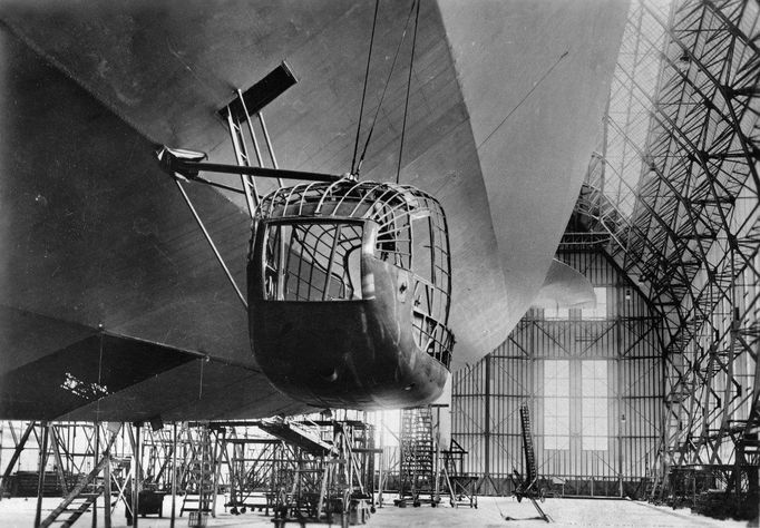 Před 90. lety absolvovala svůj první let německá vzducholoď LZ 127 Graf Zeppelin (18. 9. 1928), která byla následně uvedena do oficiálního provozu 11. října téhož roku.