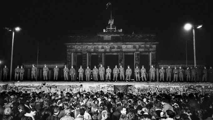 Pád Berlínské zdi v listopadu 1989.