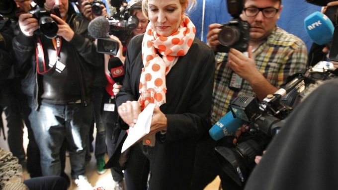 Předsedkyně dánských sociálních demokratů Helle Thorningová-Schmidtová má doma přezdívku "Helle Gucci". Ráda obléká kostýmy z dílny známého návrháře.