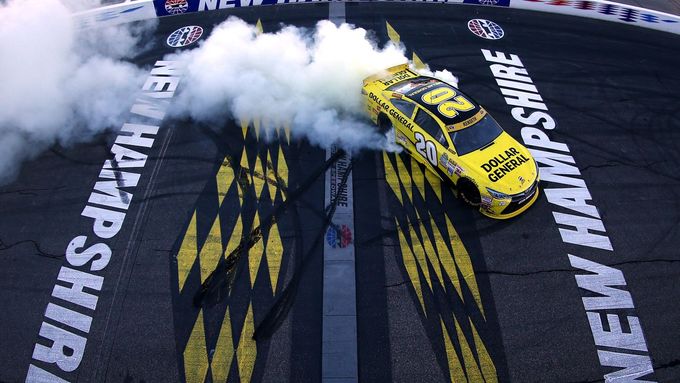 Matt Kenseth se v neděli na oválu v Loudonu mohl radovat, vítězstvím si zajistil postup do dalšího kola vyřazovací částí Sprint Cupu NASCAR.
