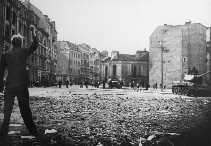 Ruské tanky ve Východním Berlíně. Záběr z povstání 17. června 1953 ve Východním Berlíně.