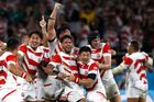 Japonští ragbisté slaví vítězství v zápase MS 2019 s Irskem