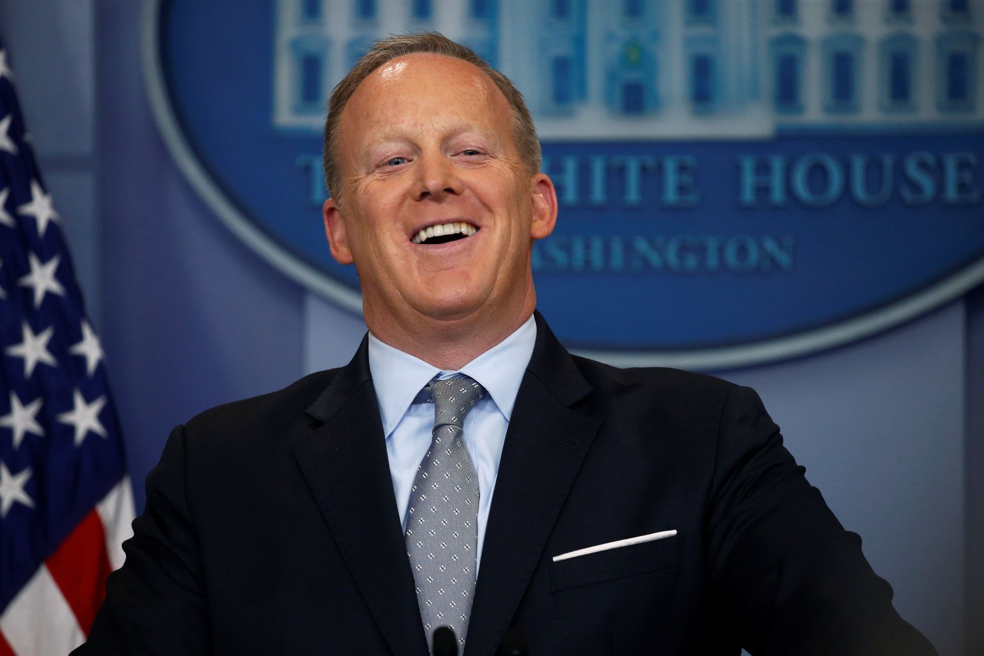 Sean Spicer mluvčí Bílého domu politik úsměv smích