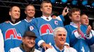 Quebec Nordiques: Anton Šťastný, Mario Roy, Peter Šťastný, Marián Šťastný, Andre Savard, vpředu Louis Sleigher a Alain Cote