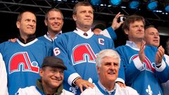 Quebec Nordiques: Anton Šťastný, Mario Roy, Peter Šťastný, Marián Šťastný, Andre Savard, vpředu Louis Sleigher a Alain Cote