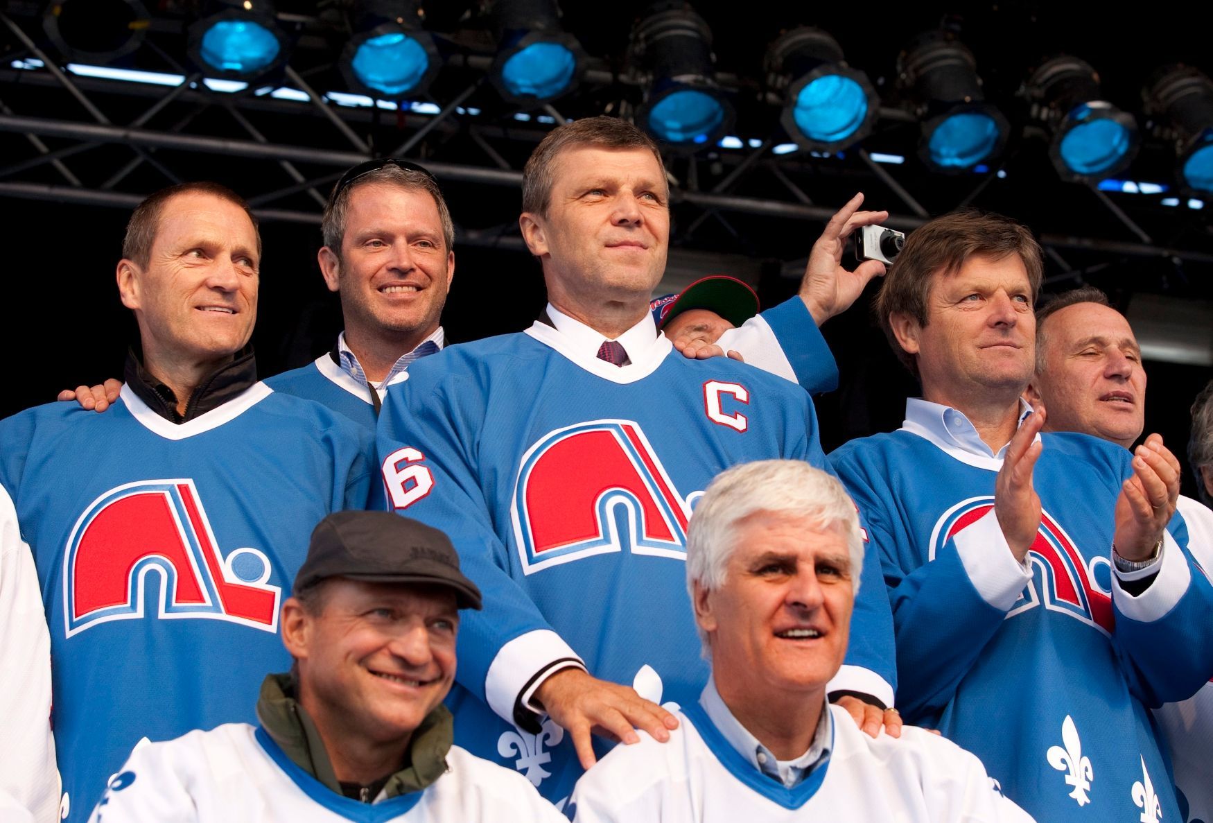 Quebec Nordiques: Anton Šťastný, Mario Roy, Peter Šťastný, Marián Šťastný, Andre Savard, vpředu Louis Sleigher a Alain Cote