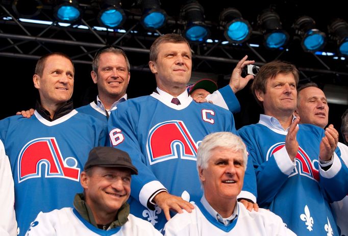 Quebec Nordiques: Anton Šťastný, Mario Roy, Peter Šťastný, Marián Šťastný, Andre Savard, vpředu Louis Sleigher a Alain Cote