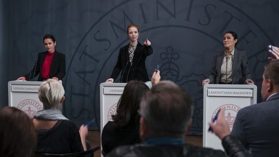 Vlevo je Sidse Babett Knudsenová jako Birgitte Nyborgová, uprostřed Johanne Louise Schmidtová coby Signe Kraghová.