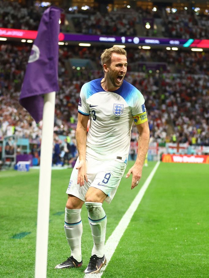 Harry Kane slaví gól v osmifinále MS 2022 Anglie - Senegal