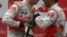 Jenson Button s Lewisem Hamiltonem