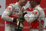 Jenson Button s Lewisem Hamiltonem