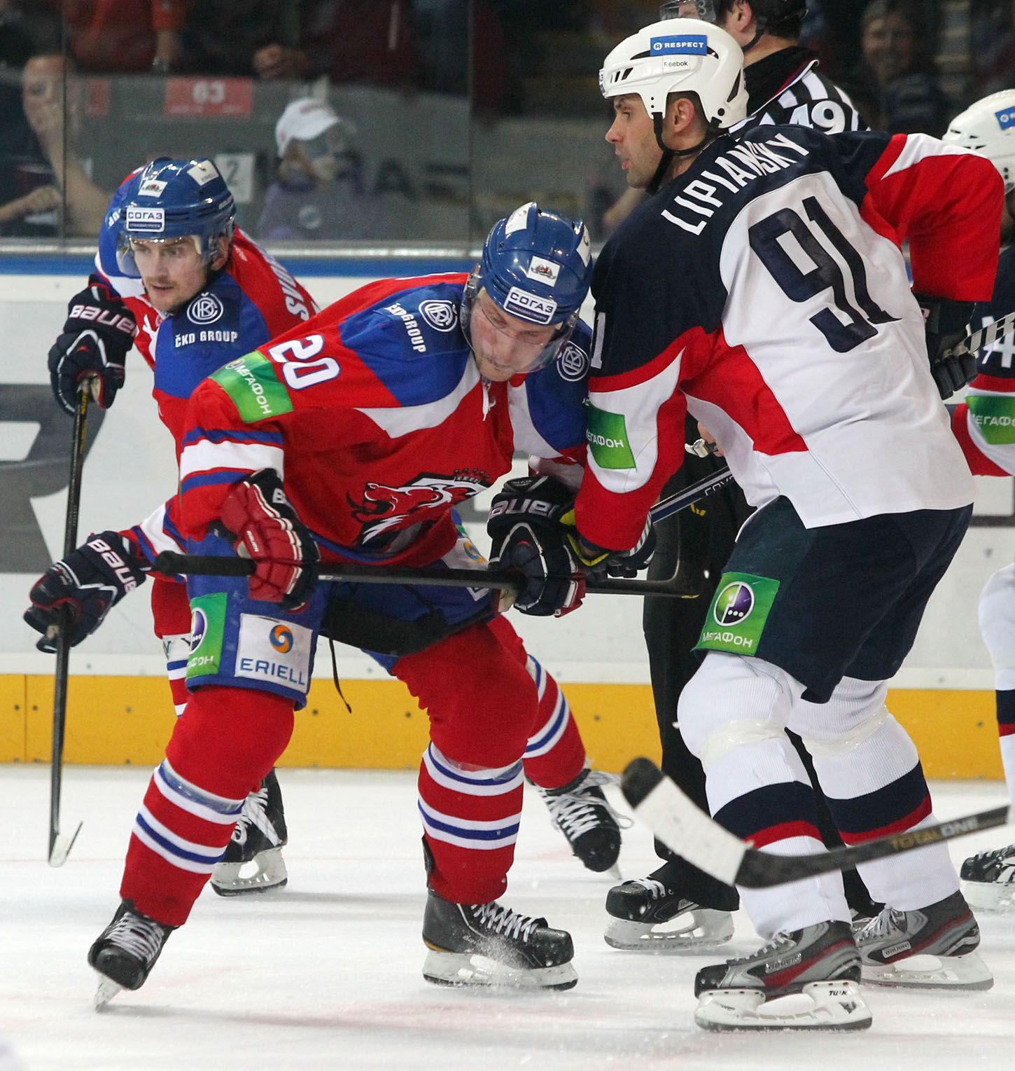 Hokejista Lva Praha Petr Vrána v souboji s Jánem Lipianským v utkání KHL 2012/13 proti Slovanu Bratislava.