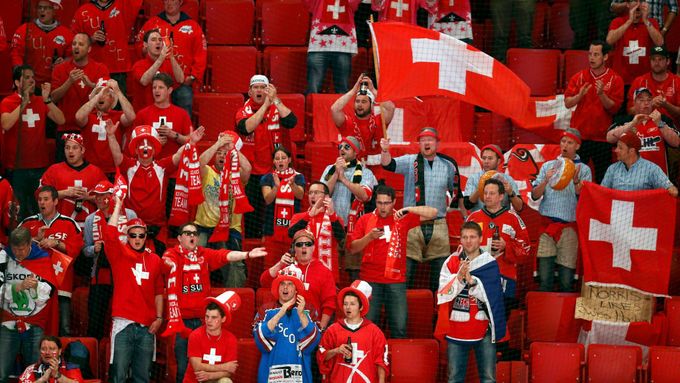 Švýcaři zatím šampionátu dominují výsledkově i co se týče hlasitosti fanoušků. Jak na tom ale budou po čtvrtfinále? O tom rozhodne bitva s českým výběrem