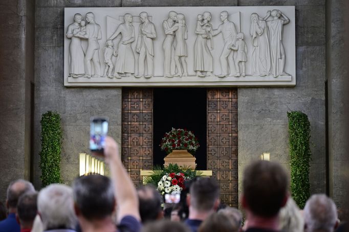 Rozloučení s hercem Jiřím Krampolem se konalo v pátek 8. srpna 2025 ve smuteční síni strašnického krematoria v Praze.