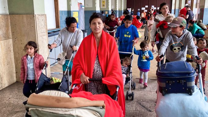 Romští uprchlíci na hlavním nádraží.