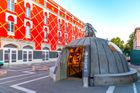 Na pláži, ve městech i na hřbitovech. Z tisíců bunkrů v Albánii jsou bistra a toalety
