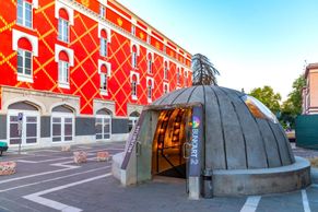 Na pláži, ve městech i na hřbitovech. Z tisíců bunkrů v Albánii jsou bistra a toalety