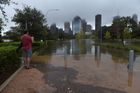 Houstonská policie a hasiči obdrželi v souvislosti s tropickou bouří Harvey tisíce nouzových volání.