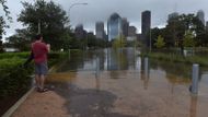 Houstonská policie a hasiči obdrželi v souvislosti s tropickou bouří Harvey tisíce nouzových volání.