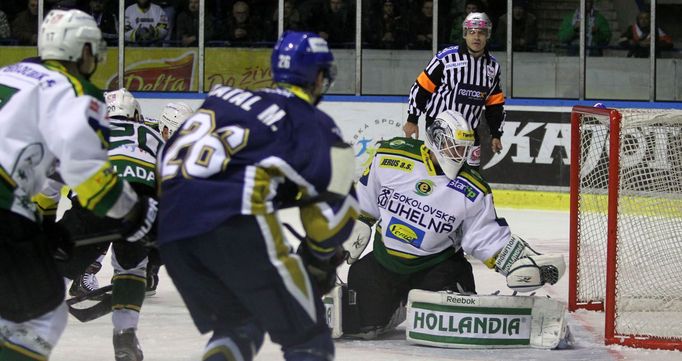 Hokejista Kladna Martin Látal sleduje zákrok Tomáše Závorky v utkání proti Karlovým Varům ve 26. kole Tipsport extraligy 2012/13.